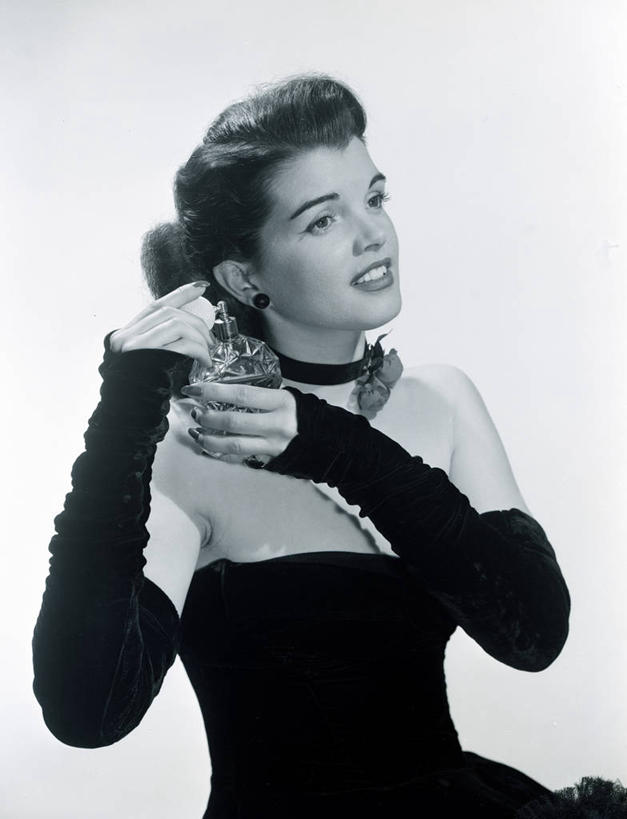 西方人,成年人,一个人,微笑,竖图,黑白,晚礼服,快乐,欧洲,欧洲人,仅一个年轻女性,仅一个女性,仅一个人,喷,准备,正装,黑色,香水,人体,摄影,高雅,享乐,肖像,乳沟,年轻女性,女人,女性,白种人,年轻人,发型,半身,影棚拍摄,晚宴服,舞会服,洋服,洋装,夜礼服,美人