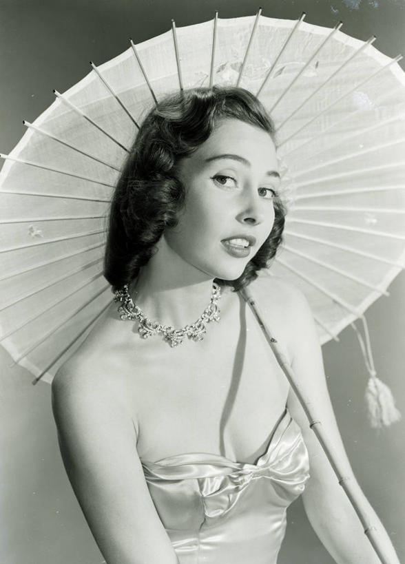 西方人,成年人,一个人,坐,竖图,黑白,项链,欧洲,欧洲人,仅一个年轻女性,仅一个女性,仅一个人,正装,伞,拿着,扭头,注视,观察,看,转头,人体,摄影,观看,察看,关注,肖像,乳沟,尤物,年轻女性,女人,女性,白种人,年轻人,发型,半身,影棚拍摄,美人