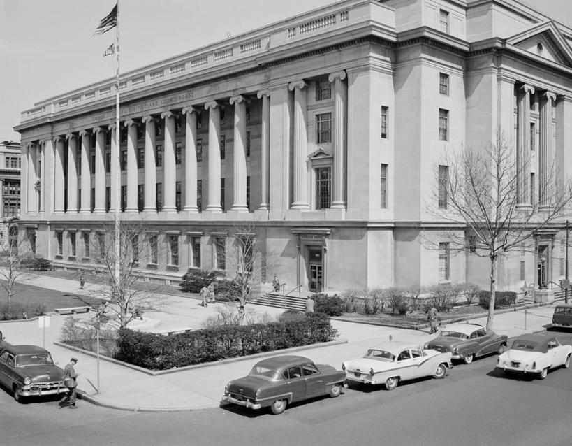 邮局,横图,黑白,室外,白天,城市,道路,建筑,街道,路,公路,汽车,日光,美国,柱子,交通,历史,树,运输,美国国旗,摄影,部分,政府大楼,美国文化,纽瓦克,新泽西,树篱,马路,彩图