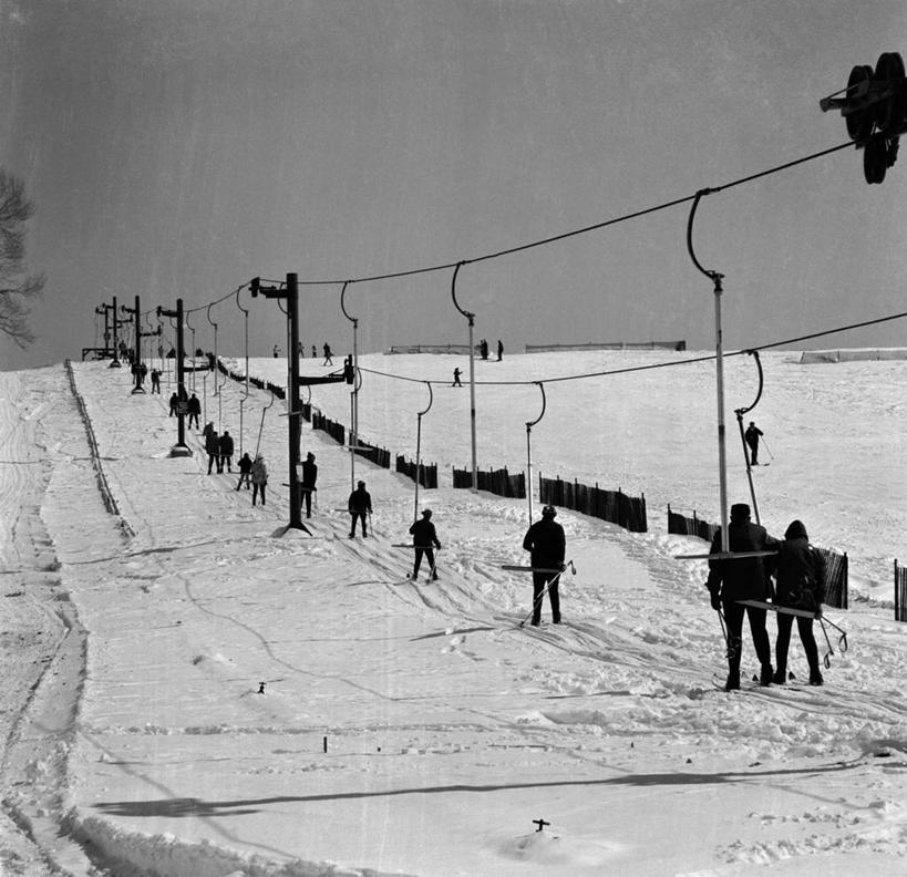 横图,方图,黑白,室外,白天,度假,山,雪,美国,一排,整齐,冬天,许多人,排列,一群人,滑雪场,运输,摄影,队列,休闲活动