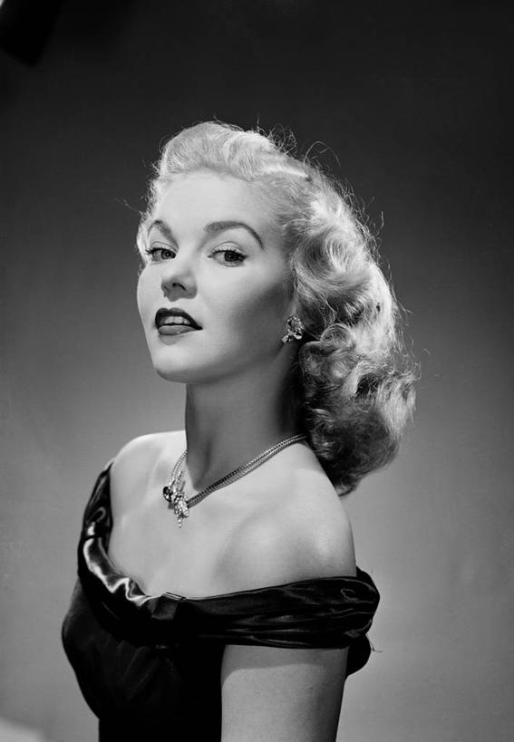 西方人,成年人,头发,一个人,竖图,黑白,晚礼服,满意,信心,项链,欧洲,欧洲人,仅一个年轻女性,仅一个女性,仅一个人,正装,金色,人体,摄影,高雅,优美,肖像,耳饰,乳沟,年轻女性,女人,女性,白种人,年轻人,发型,半身,影棚拍摄,美人