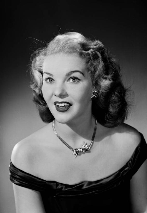 西方人,成年人,脸,头,嘴,脸颊,头发,一个人,竖图,黑白,晚礼服,满意,信心,项链,欧洲,欧洲人,仅一个年轻女性,仅一个女性,仅一个人,正装,肩膀,唇膏,张嘴,金色,人体,摄影,高雅,优美,肖像,张大嘴巴,耳饰,乳沟,年轻女性,女人,女性,白种人,年轻人,头部,发型,口,口腔,脸部,脸蛋,面部,嘴巴,嘴唇,张开嘴,影棚拍摄,美人