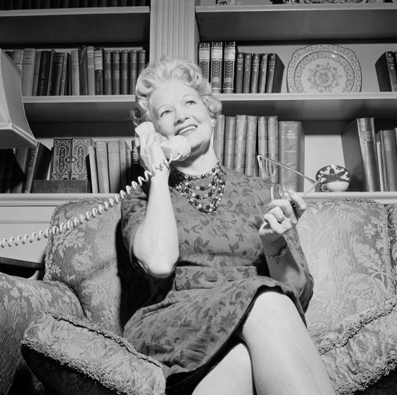 西方人,成年人,老年人,一个人,家庭,坐,笑,打电话,微笑,露齿笑,横图,方图,黑白,室内,仰视,快乐,通讯,幸福,沙发,书架,欧洲,纽约,美国,欧洲人,仅一个女性,仅一个人,温暖,温馨,一家人,摄影,仅一个老年女性,和睦,退休,起居室,享乐,肖像,老年女性,女人,女性,白种人,电话机,说话,低角度拍摄,融洽