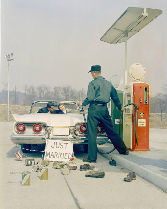 成年人,三个人,夫妻,丈夫,妻子,竖图,室外,白天,爱情,旅游,汽车,美国,罐子,浪漫,绳子,敞篷车,恩爱,运输,恋人,摄影,加油站,自驾游,加油机,新婚,异性恋,无忧无虑,男性,年轻男性,年轻女性,女性,年轻人,夫妇,情侣,彩图,旅行,伴侣