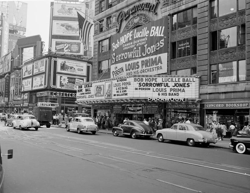 横图,黑白,室外,白天,建筑,街道,指示牌,汽车,纽约,美国,标语,标志,文字,古典,标识,地标建筑,美国国旗,摄影,停止,暂停,美国文化,停滞,曼哈顿时代广场