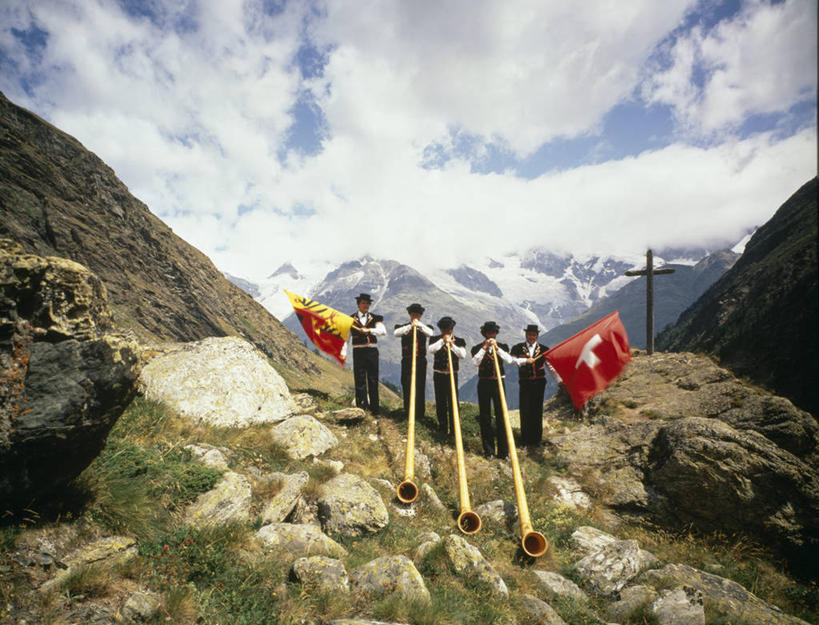 成年人,站,横图,室外,白天,正面,旅游,度假,美景,山脉,旗帜,帽子,瑞士,五个人,表演,并排,十字架,地形,景观,管乐器,音乐,娱乐,吹气,风景,自然,享受,休闲,景色,放松,摄影,宁静,自然风光,爱国主义,瑞士国旗,瓦莱斯州,山笛,彩图,传统服装,传统文化