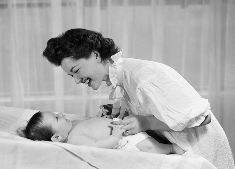 成年人,两个人,家庭,母亲,微笑,横图,黑白,室内,侧面,幸福,窗帘,美国,连接,弯腰,休闲装,尿布,温暖,温馨,一家人,面对面,放松,童年,摄影,和睦,年轻女性,年轻人,触摸,仰卧,半身,融洽