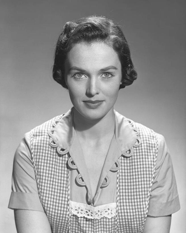 成年人,脸,头,脸颊,一个人,微笑,竖图,黑白,正面,美国,仅一个年轻女性,仅一个女性,仅一个人,灰色背景,围裙,肩膀,摄影,家庭妇女,肖像,年轻女性,女人,女性,年轻人,头部,脸部,脸蛋,面部,影棚拍摄,短发,美人