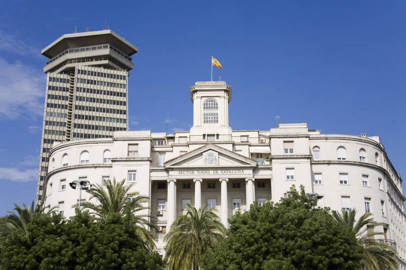 无人,横图,室外,白天,仰视,城市,建筑,摩天大楼,旗帜,西班牙,巴塞罗那,柱子,塔,树,天空,摄影,权威,政府大楼,地中海文化,加泰隆尼亚,政府,兰布拉斯大道,彩图,低角度拍摄