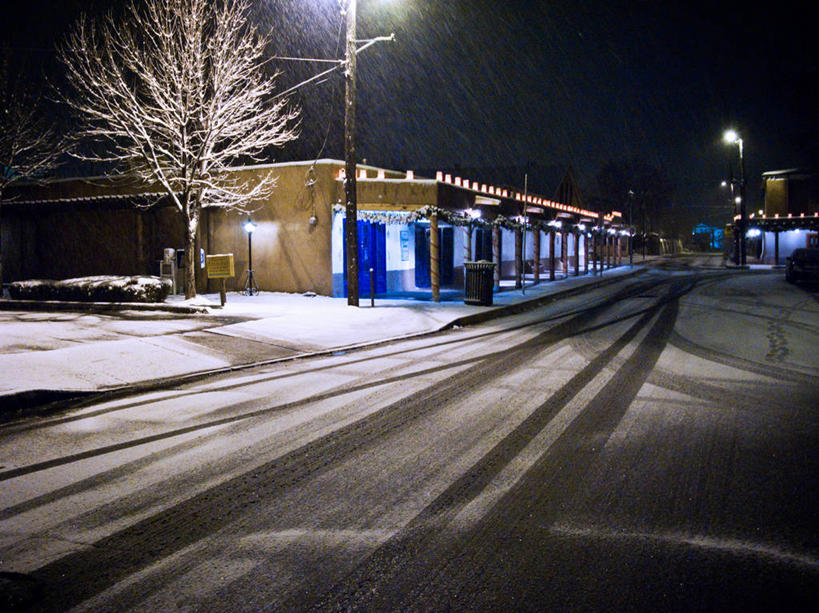 无人,横图,室外,夜晚,雪,暴风雨,城市,建筑,路,美国,冬天,下雪,天气,寒冷,季节,运输,摄影,新墨西哥,阿尔伯克基,彩图,轮胎印