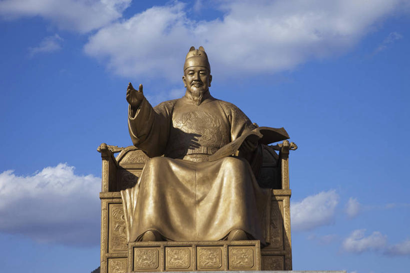 无人,横图,室外,白天,仰视,雕塑,首尔,韩国,标志,雕像,符号,云,首都,标识,天空,摄影,权威,领导,性别符号,把握,彩图,低角度拍摄,男性符号,掌控
