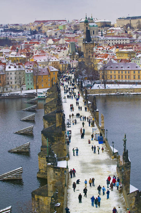 教堂,竖图,俯视,室外,白天,旅游,度假,河流,美景,水,雪,城市风光,城市,建筑,欧洲,捷克,行人,游客,游人,景观,冬天,古城,桥,首都,许多人,联系,娱乐,路人,旅客,地标建筑,一群人,享受,休闲,景色,放松,摄影,欧洲文化,哥特式风格,中欧,捷克共和国,波西米亚,布拉格,查理大桥,圣维特大教堂,圣维特主教座堂,赫拉德卡尼城堡,过客,伏尔塔瓦河,彩图,高角度拍摄,布拉格历史中心