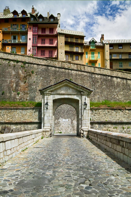 无人,竖图,室外,白天,城市,建筑,日光,法国,欧洲,阴影,大门,墙,云,城镇,桥,联系,天空,地标建筑,摄影,普罗旺斯,地中海文化,法国文化,上阿尔卑斯省,彩图,联合国教科文组织