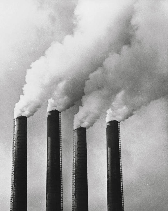 无人,竖图,室外,白天,仰视,烟囱,技术,一排,环保,整齐,破坏,破损,排列,天空,烟,工业,角度,排放,摄影,能源,环境,污染,损坏,回收,资源,队列,利用,低碳,循环,持续,空气污染,彩图,低角度拍摄,精力,社会问题