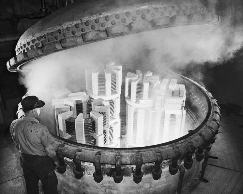 一个人,工厂,横图,黑白,室内,科技,药,朦胧,模糊,金属,蒸汽,混凝土,热,工人,背面,打开,鸭舌帽,排放,摄影,电,支撑,开启,危险,员工,匠人,劳动者,体力工