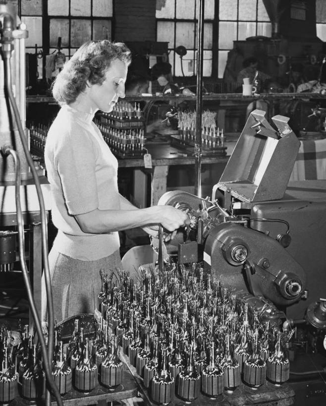 西方人,中年人,老年人,一个人,工厂,竖图,黑白,室内,欧洲,欧洲人,金属,注视,观察,看,职业,工业,摄影,观看,制造,察看,专心,关注,技能,女性,白种人,官位,官职,职位