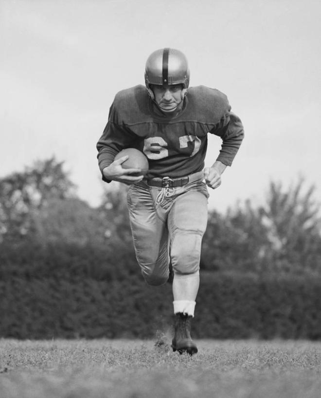 西方人,成年人,一个人,跑,竖图,黑白,室外,白天,运动服,运动,橄榄球,欧洲,欧洲人,仅一个男性,仅一个人,服装,数字,球场,竞技运动,古典,草,树,仅一个年轻男性,衣服,天空,力量,摄影,服饰,衣着,穿着,运送,决心,肖像,橄榄球运动员,美国文化,橄榄球头盔,衣饰,美式足球,男人,男性,年轻男性,白种人,年轻人,运动装,对焦