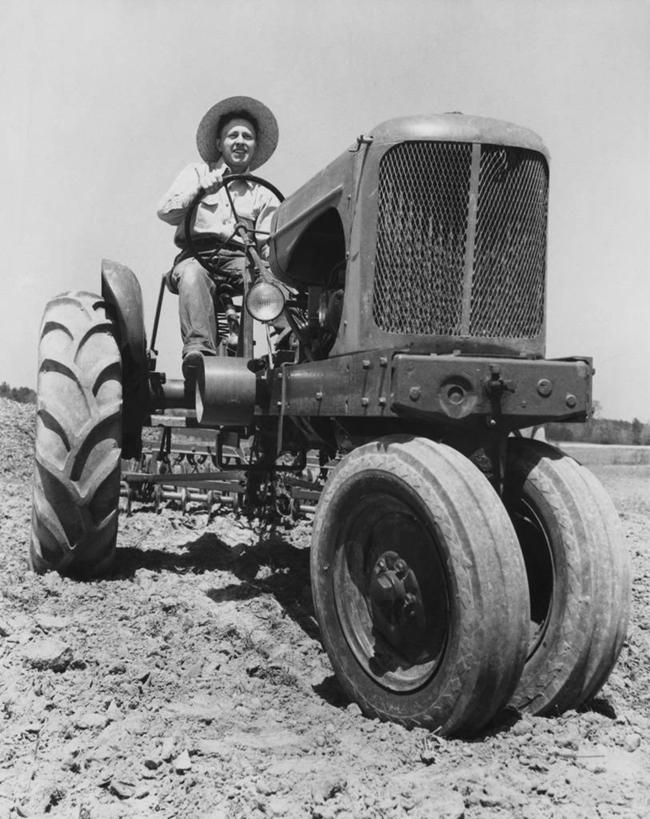 西方人,成年人,中年人,老年人,一个人,农民,坐,微笑,竖图,黑白,室外,白天,农业,机器,帽子,欧洲,欧洲人,仅一个男性,田地,天空,机械,摄影,拖拉机,驾车,老年男性,中年男性,白种人,农业机械