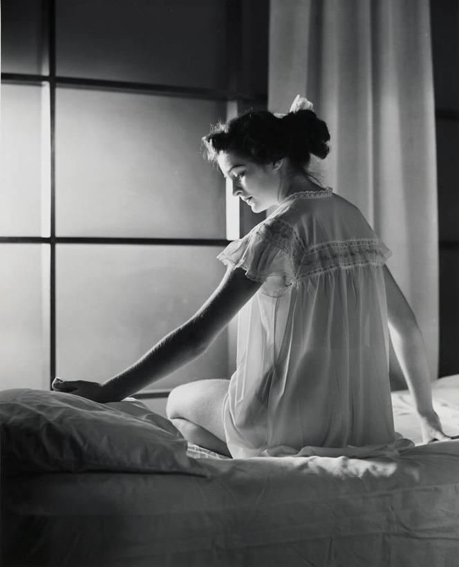 西方人,少年,成年人,头发,一个人,家庭,坐,竖图,室内,窗户,窗帘,床,卧室,欧洲,欧洲人,睡衣,服装,起床,背面,衣服,黄昏,枕头,思考,温暖,温馨,一家人,放松,人体,摄影,服饰,生活方式,和睦,衣着,早晨,穿着,发髻,家居服,寝衣,衣饰,年轻女性,女人,白种人,年轻人,跪着,彩图,融洽