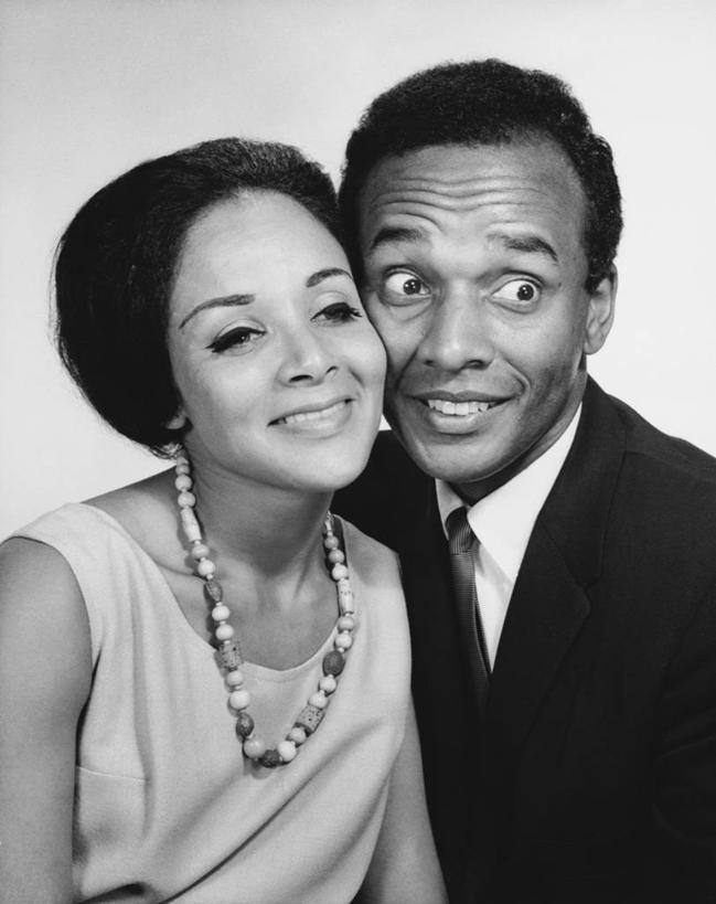 成年人,眼睛,脸颊,前额,皱纹,两个人,夫妻,微笑,竖图,黑白,室内,特写,衬衫,爱情,幸福,项链,瞳孔,套装,正装,领带,浪漫,相视,面对面,恩爱,人体,眼部,恋人,摄影,对视,惊奇,互视,相对,相看,挫败,异性恋,男人,年轻男性,年轻女性,女人,非洲人,年轻人,眼,夫妇,情侣,上装,半身,爱,伴侣