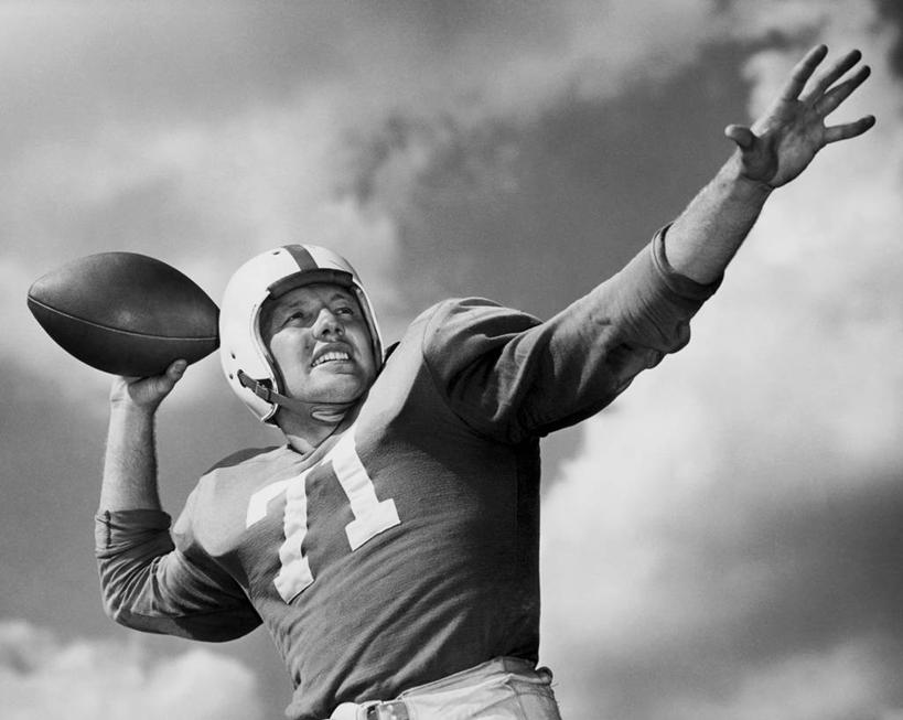 西方人,成年人,一个人,运动员,横图,黑白,室外,特写,白天,仰视,运动服,成功,运动,竞争,橄榄球,欧洲,欧洲人,仅一个男性,仅一个人,服装,数字,云,竞技运动,古典,仅一个年轻男性,衣服,天空,角度,摄影,服饰,保护,准确,衣着,穿着,橄榄球运动员,挑战,美国文化,橄榄球头盔,衣饰,美式足球,男人,男性,年轻男性,白种人,美国人,年轻人,扔,半身,低角度拍摄,运动装