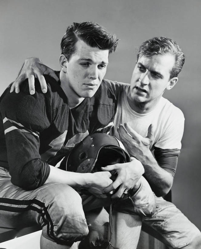 西方人,成年人,手,一个人,两个人,坐,竖图,室内,运动服,友谊,运动,欧洲,欧洲人,仅一个男性,仅一个人,注视,休闲装,仅一个年轻男性,观察,看,搭,人体,摄影,观看,支撑,安慰,察看,击败,搭着,关注,橄榄球运动员,橄榄球头盔,队服,悲哀,美式足球,男人,男性,年轻男性,白种人,年轻人,手臂,彩图