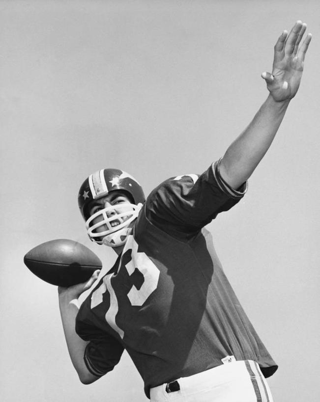 西方人,成年人,一个人,竖图,黑白,室外,白天,运动服,运动,竞争,橄榄球,欧洲,欧洲人,仅一个男性,仅一个人,服装,标志,数字,文字,字符,竞技运动,古典,标识,仅一个年轻男性,衣服,天空,摄影,阿拉伯数字,服饰,活动,保护,动作,衣着,穿着,橄榄球运动员,挑战,美国文化,橄榄球头盔,衣饰,美式足球,男人,男性,年轻男性,白种人,美国人,年轻人,扔,半身,运动装