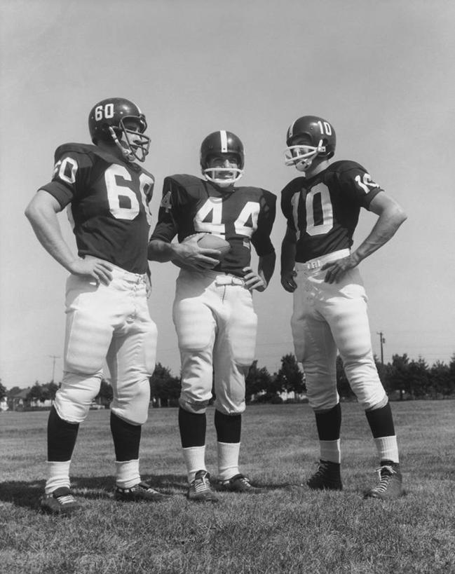 西方人,成年人,一个人,三个人,人群,同事,竖图,黑白,室外,白天,运动服,讨论,成功,运动,合作,团队,集体,信心,欧洲,欧洲人,仅一个男性,仅一个人,服装,数字,球场,竞技运动,古典,手叉腰,队伍,草,仅一个年轻男性,衣服,天空,叉腰,面对面,摄影,服饰,领导,双手叉腰,衣着,成就,穿着,橄榄球运动员,合伙,领袖,美国文化,橄榄球头盔,策略,衣饰,美式足球,男人,男性,年轻男性,白种人,年轻人,说话,运动装