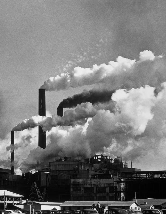 无人,工厂,竖图,黑白,室外,白天,商务,烟囱,风,美国,堆叠,环保,包,纸,烟雾,北,破坏,破损,天空,烟,工业,排放,摄影,能源,环境,污染,损坏,回收,资源,北美,利用,低碳,循环,工业建筑,持续,空气污染,社会问题