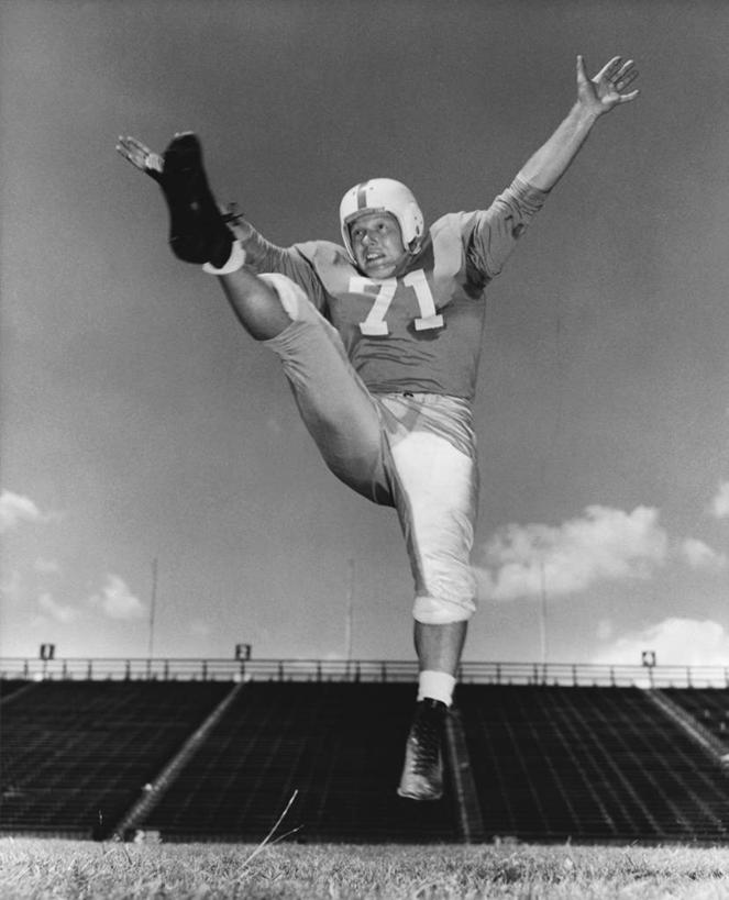 西方人,成年人,一个人,跳,举,竖图,黑白,室外,白天,仰视,运动服,运动,竞争,欧洲,欧洲人,仅一个男性,仅一个人,伸展,踢,服装,数字,球场,竞技运动,半空,古典,体育场,草,仅一个年轻男性,衣服,天空,托,活力,摄影,服饰,衣着,穿着,决心,努力,橄榄球运动员,美国文化,橄榄球头盔,衣饰,美式足球,男人,男性,年轻男性,白种人,年轻人,举起,举手,举着,向上举,向上伸,向上托,张开手臂,低角度拍摄,运动装