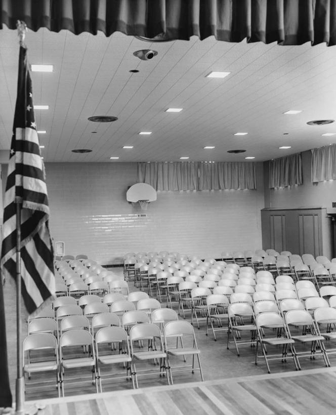 无人,健身房,舞台,竖图,俯视,黑白,室内,窗帘,天花板,旗帜,椅子,一排,整齐,教育,排列,教室,摄影,电灯,照亮,队列,荧光灯,会堂,高角度拍摄
