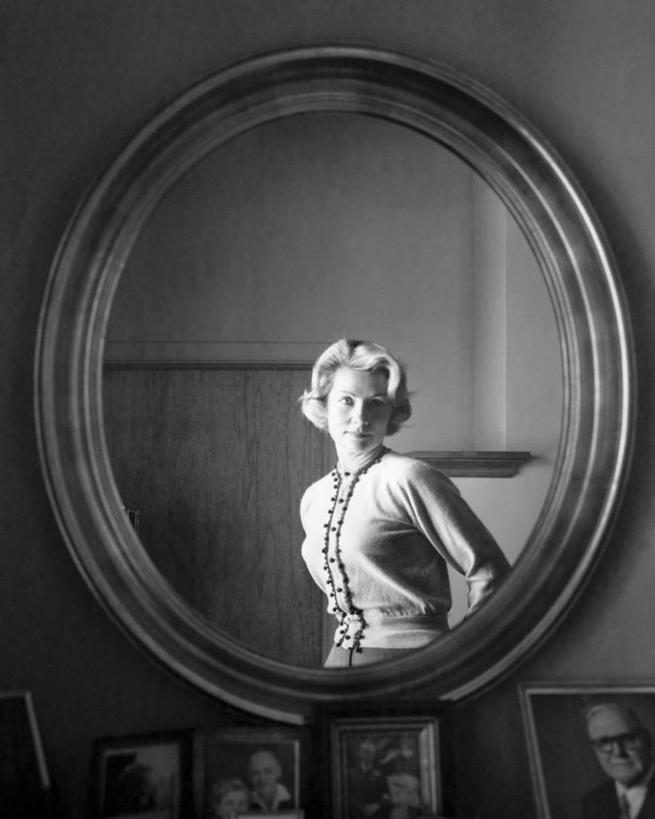 西方人,成年人,头发,一个人,竖图,黑白,室内,信心,镜子,欧洲,欧洲人,仅一个年轻女性,仅一个女性,仅一个人,反射,休闲装,摄影,矮,年轻女性,女人,女性,白种人,年轻人,半身,短发,态度