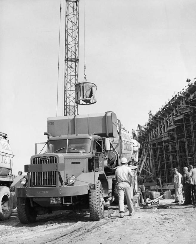 一个人,人群,建筑工人,竖图,黑白,室外,白天,建筑业,技术,建筑,汽车,倒,准备,混凝土,设备,车,施工,建筑工地,交通工具,机械,钢筋,运输,摄影,混合,工程,载具,发展,工作车,施工车,水泥搅拌车,水泥车,男性