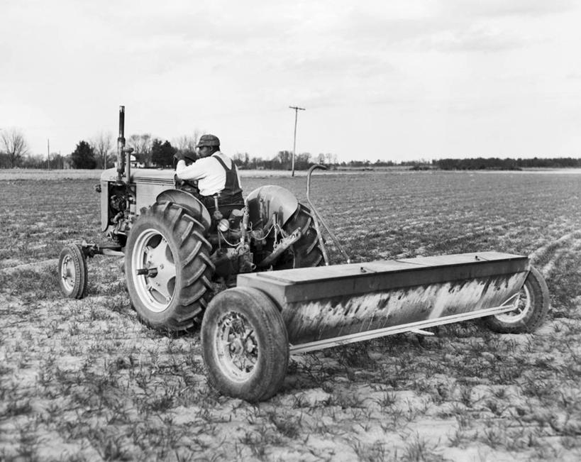 一个人,农民,农场,坐,横图,黑白,室外,白天,农业,机器,美景,汽车,美国,朦胧,模糊,景观,田地,车,背面,天空,自然,交通工具,机械,鸭舌帽,景色,摄影,生长,北美,北美洲,自然风光,载具,拖拉机,美洲,驾车,农具,南卡罗来纳州,北亚美利加洲,亚美利加洲,南卡罗来纳,扇榈之州,矮棕榈之州,耕具,半身,美利坚合众国,农业机械,钾盐矿