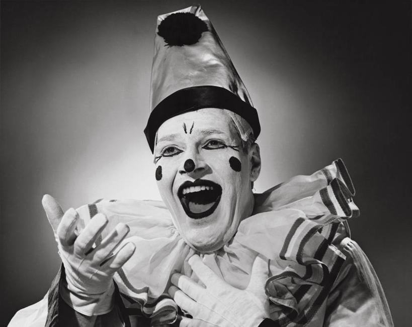 西方人,成年人,中年人,老年人,脸,头,脸颊,一个人,小丑,演员,马戏团,笑,横图,室内,特写,幸福,帽子,欧洲,欧洲人,仅一个男性,表演,肩膀,杂技,手套,摄影,聚光灯,唱,老年男性,中年男性,白种人,头部,脸部,脸蛋,面部,彩图,装扮,杂伎,性格