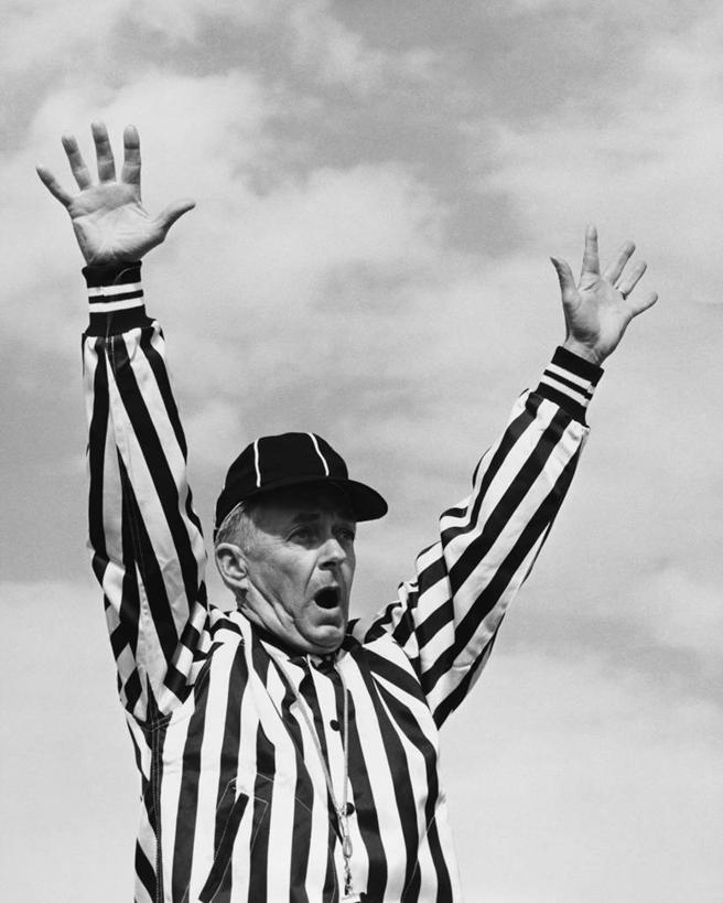 西方人,成年人,中年人,老年人,嘴,一个人,运动员,举,竖图,黑白,室外,白天,衬衫,运动服,通讯,成功,运动,竞争,纺织品,欧洲,欧洲人,仅一个男性,仅一个人,仅一个中年男性,裁判,条纹,棒球帽,云,竞技运动,大喊,衣领,天空,打开,托,张嘴,鸭舌帽,决定,人体,摄影,权威,开启,棒球服,张大嘴巴,队服,美式足球,老年男性,男人,男性,中年男性,白种人,手臂,口,口腔,嘴巴,嘴唇,张开嘴,体育运动员,运动选手,举起,举手,举着,向上举,向上伸,向上托,半身,开领