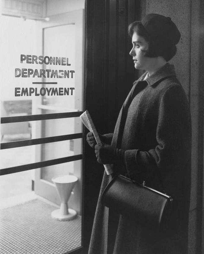 西方人,成年人,头发,一个人,办公室,竖图,室外,白天,窗户,门,欧洲,欧洲人,仅一个年轻女性,仅一个女性,仅一个人,透明,文字,图像,职业,思考,人体,摄影,矮,恐怖,忧虑,担心,年轻女性,女人,女性,白种人,年轻人,彩图,短发,社会问题