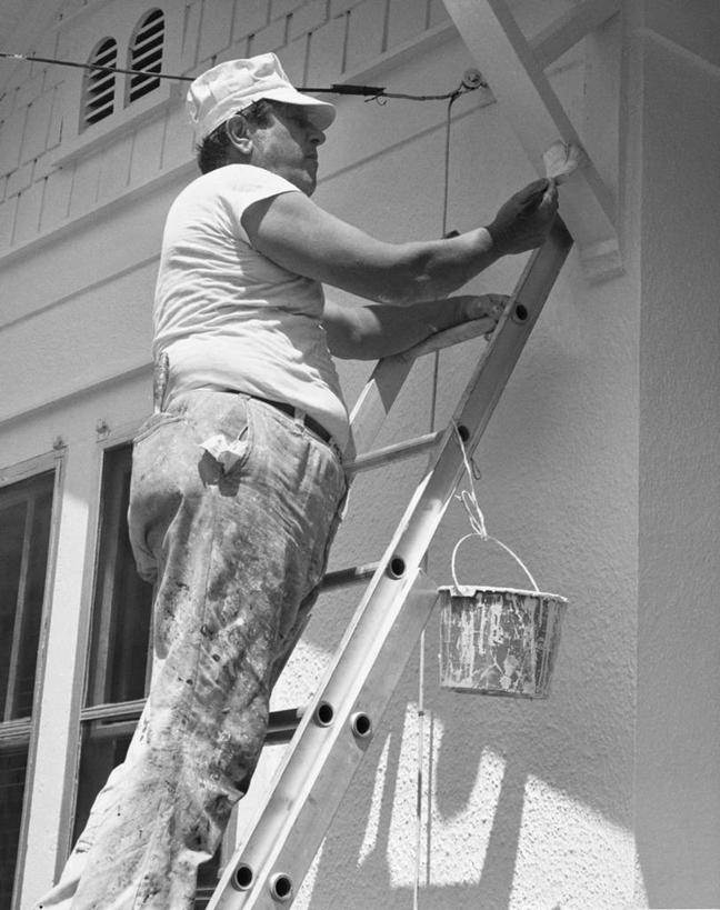 西方人,成年人,中年人,老年人,一个人,竖图,黑白,室外,白天,窗户,装修,欧洲,欧洲人,仅一个男性,仅一个人,仅一个中年男性,裤子,梯子,房屋,画笔,职业,鸭舌帽,摄影,住房,油漆罐,作画,油漆工,技能,老年男性,男人,男性,中年男性,白种人