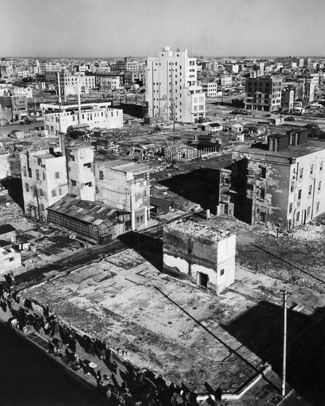 无人,竖图,俯视,黑白,室外,白天,度假,美景,城市风光,城市,东京,日本,亚洲,景观,首都,古典,历史,破坏,娱乐,破损,享受,休闲,景色,放松,战争,摄影,损坏,毁灭,轰炸,高角度拍摄,过去