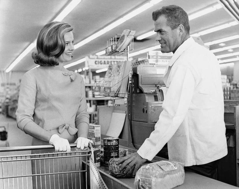 面包,西方人,成年人,中年人,老年人,两个人,微笑,横图,黑白,室内,购物,幸福,消费,天花板,购物车,欧洲,欧洲人,食品,饮食,顾客,面对面,零售,服务,摄影,收银台,照亮,收银机,老年女性,男人,女人,中年男性,中年女性,白种人,售货员,超级市场