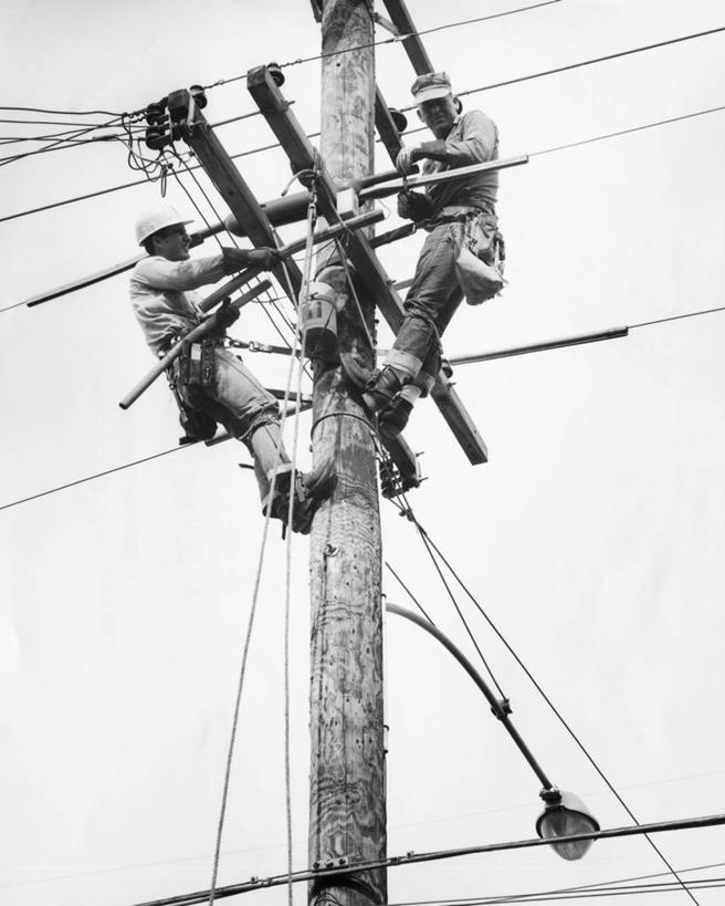 成年人,两个人,技术人员,攀登,竖图,黑白,室外,白天,仰视,通讯,风险,技术,电线杆,联系,工人,职业,电话线,工业,摄影,修理,万里无云,危险,员工,技术员,低角度拍摄,匠人,劳动者,体力工,技工