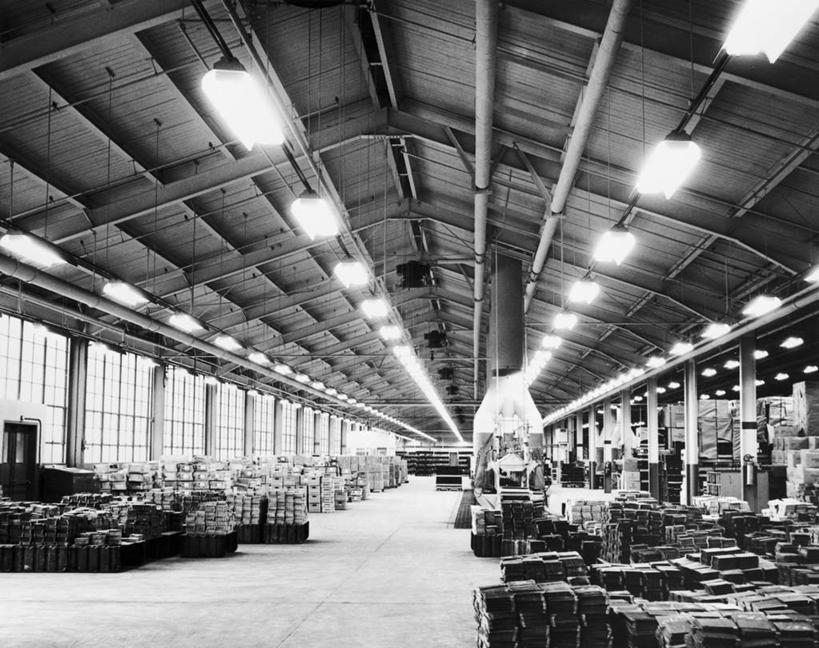 无人,工厂,横图,黑白,室内,天花板,一排,堆叠,丰富,整齐,光,仓库,设备,物品,排列,夸张,工业,摄影,电灯,电,制造,照明设备,队列,官位,官职,职位,检查表