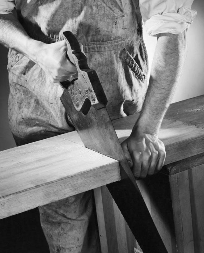 一个人,竖图,黑白,室内,建材,建筑,朦胧,模糊,木制,材料,木板,木材,木柴,工人,摄影,建造,木料,锯子,专心,准确,锯,技能,木工,员工,匠人,劳动者,体力工