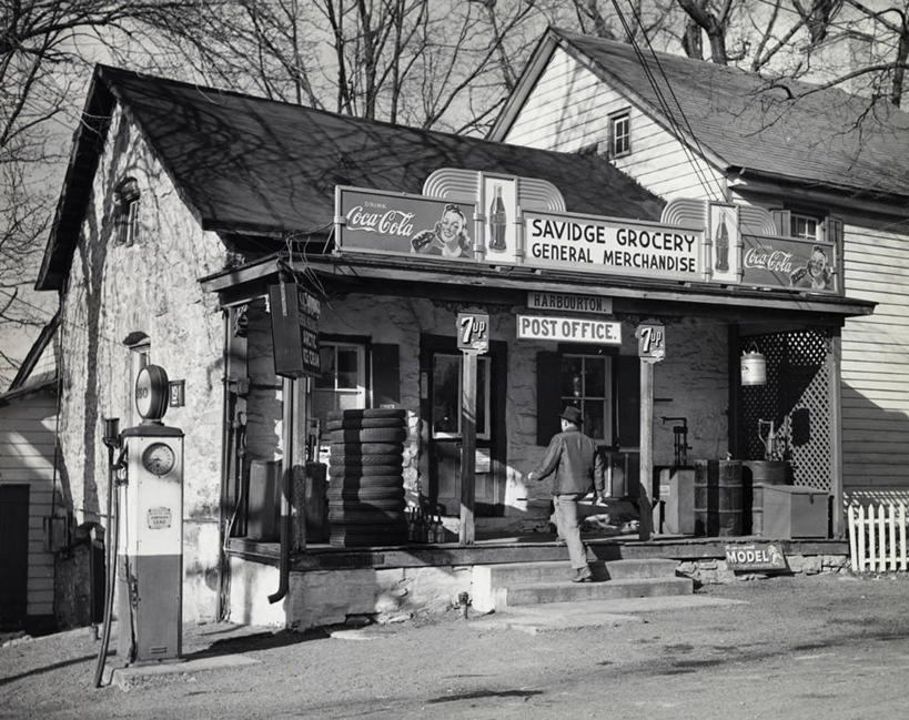 成年人,一个人,邮局,办公室,商店,横图,室外,白天,商务,通讯,消费,风,建筑,指示牌,车站,帽子,仅一个男性,阴影,堆叠,环保,小的,标志,牌子,文字,邮件,图像,休闲装,标识,招牌,顾客,台阶,树,背面,轮胎,零售,摄影,加油站,能源,英文字母,回收,燃料,资源,便利,汽油,利用,低碳,循环,加油机,持续,化石燃料,气泵,男人,步行,彩图,店标