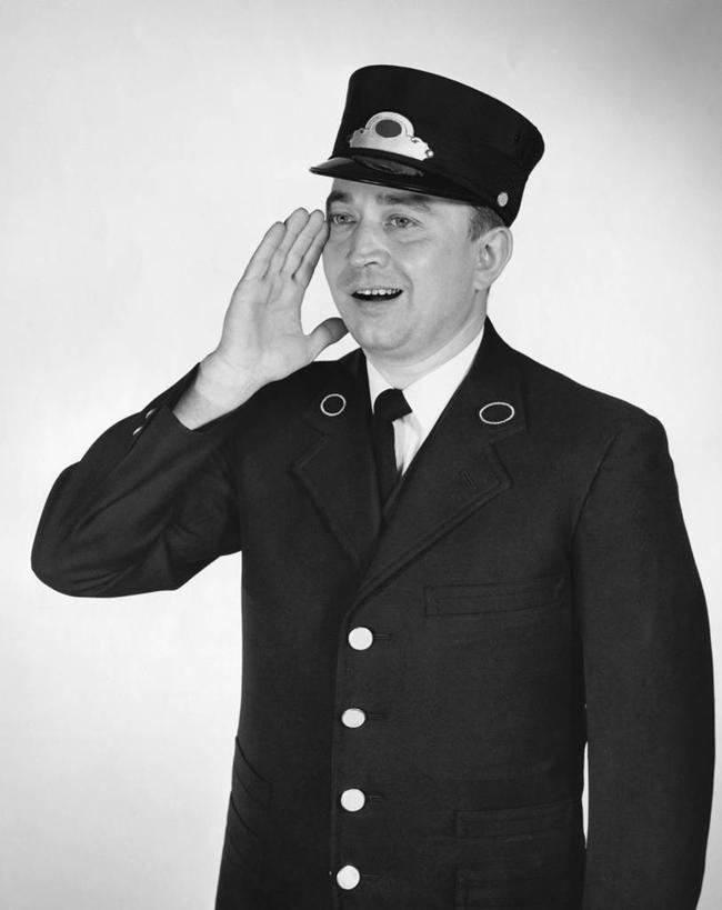 西方人,成年人,中年人,老年人,手,一个人,微笑,竖图,黑白,室内,特写,制服,通讯,幸福,信心,路,铁路,欧洲,欧洲人,仅一个男性,轨道,交通,铁轨,职业,鸭舌帽,运输,人体,摄影,老年男性,男人,中年男性,白种人,半身