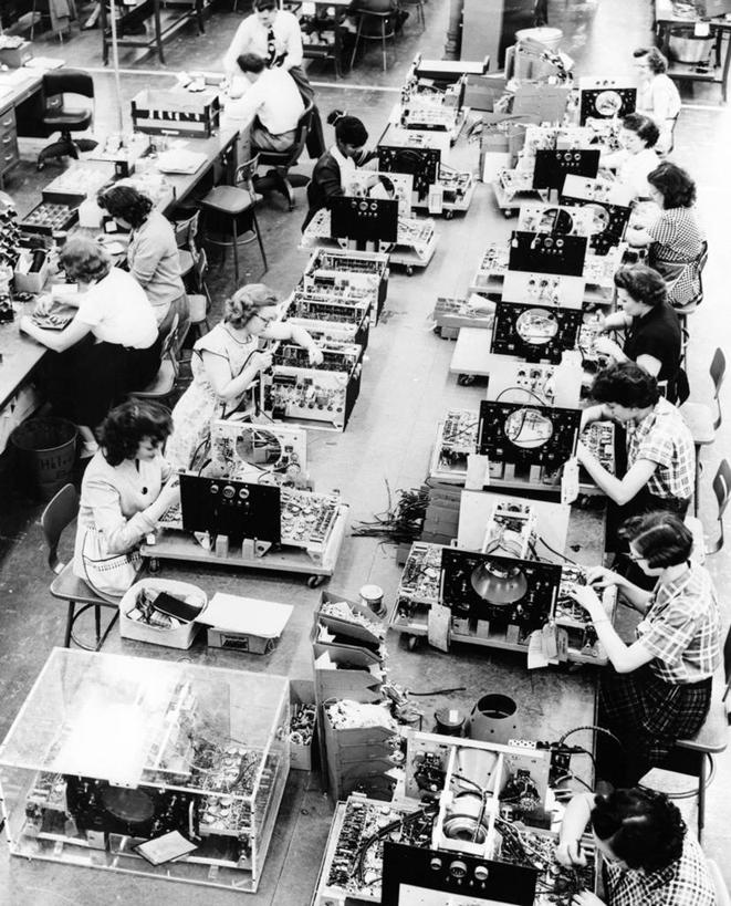 人群,工程师,工厂,坐,竖图,俯视,黑白,室内,生产线,流水线,技术,桌子,椅子,照明,一排,朦胧,模糊,整齐,指示灯,灯光,许多人,灯,排列,工人,灯具,一群人,职业,工业,摄影,照亮,准确,照明设备,队列,合伙,技能,员工,半身,高角度拍摄,匠人,劳动者,体力工