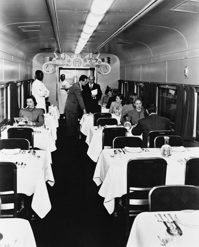 成年人,中年人,老年人,人群,空姐,坐,竖图,黑白,室外,白天,制服,旅途,桌子,火车,椅子,乘客,正装,公共交通,背面,盘子,乘务员,航空乘务员,空乘,服务,运输,摄影,餐刀,客车,老年女性,男人,女人,中年男性,中年女性,休闲活动,半身,旅行