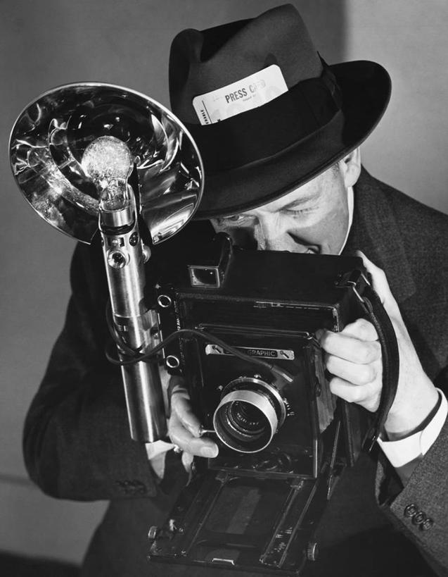 西方人,成年人,中年人,老年人,一个人,摄影师,竖图,黑白,室内,特写,技术,帽子,欧洲,欧洲人,仅一个男性,套装,正装,古典,摄影,专心,老年男性,中年男性,白种人,新闻记者,半身,传媒