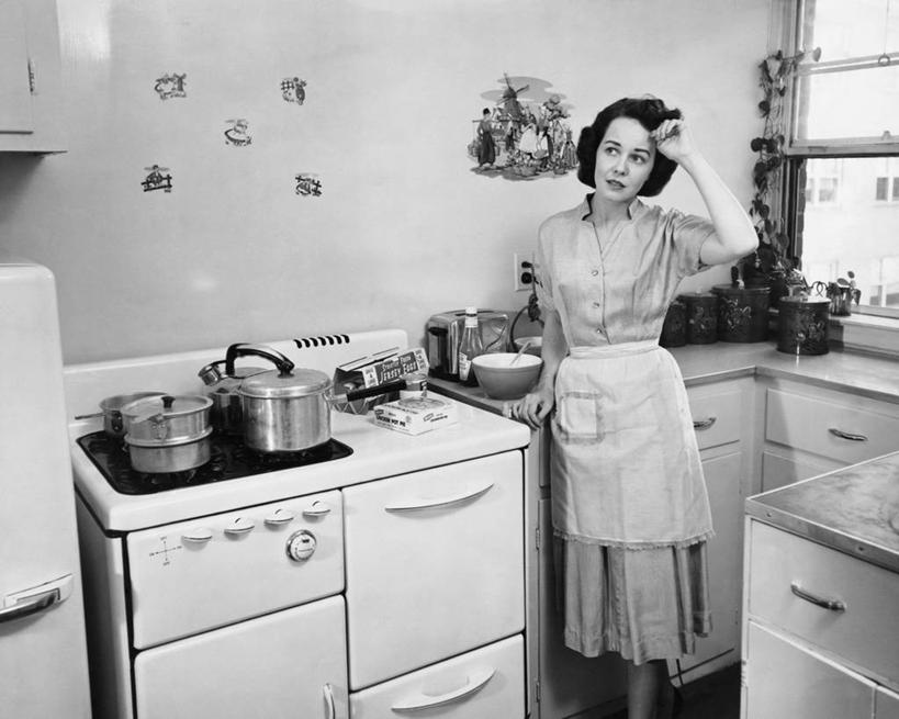 西方人,前额,一个人,家庭,横图,黑白,室内,白天,厨房,窗户,欧洲,欧洲人,围裙,灶台,锅,碗,疲倦,思考,温暖,温馨,一家人,压力,人体,摄影,和睦,疲劳,疲惫,用具,困乏,炊具,疲乏,委顿,疲困,疲顿,疲钝,倦怠,怠倦,女性,白种人,年轻人,触摸,融洽