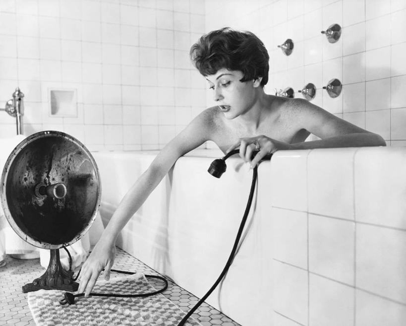 西方人,成年人,脸,头,脸颊,肩,关节,头发,裸体,一个人,家庭,横图,黑白,室内,风险,水,浴室,欧洲,欧洲人,仅一个年轻女性,仅一个女性,仅一个人,瓷砖,电器,插座,热,注视,肩膀,毛巾,观察,看,温暖,温馨,一家人,浴盆,人体,摄影,观看,电,矮,和睦,察看,卫生,家用电器,关注,主题,锅炉,保险,插线板,拖线板,电源转换器,排插,危险,年轻女性,女人,女性,白种人,年轻人,头部,脸部,脸蛋,面部,洗涤,融洽,散热器,短发,例行公事,电力电缆,接线板